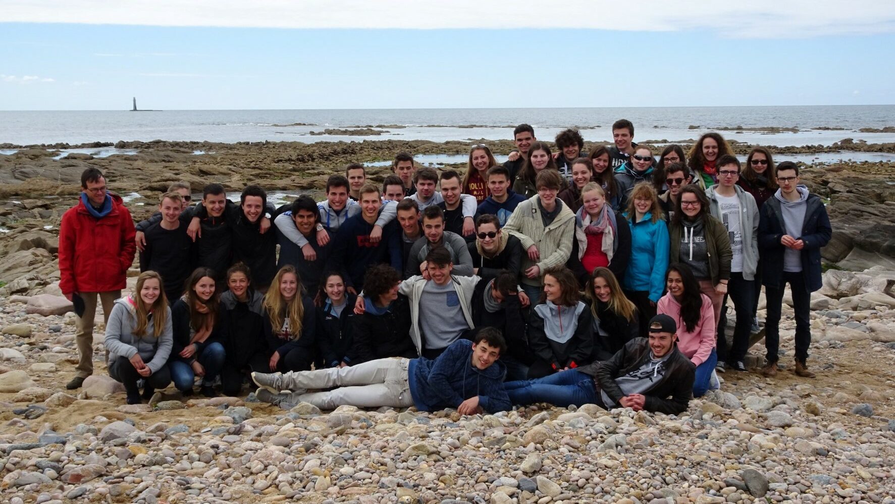 Photographie de la promotion de DUT en sortie TP à la mer